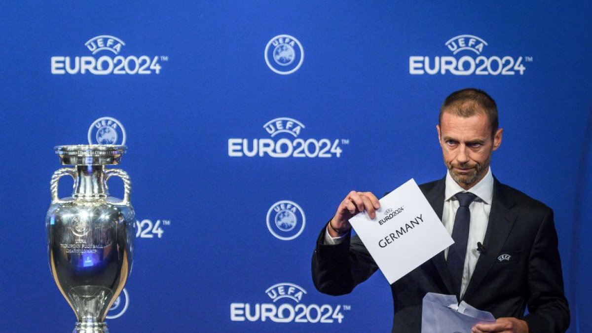 Aleksander Ceferin, presidente de la UEFA, mostrando la designación de la sede de la UEFA EURO 2024.