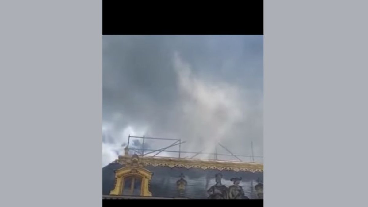 Vídeo subido por ECO and GEO mostrando el leve incendio que estalló en el Palacio de Versalles el martes, 11 de junio de 2024.