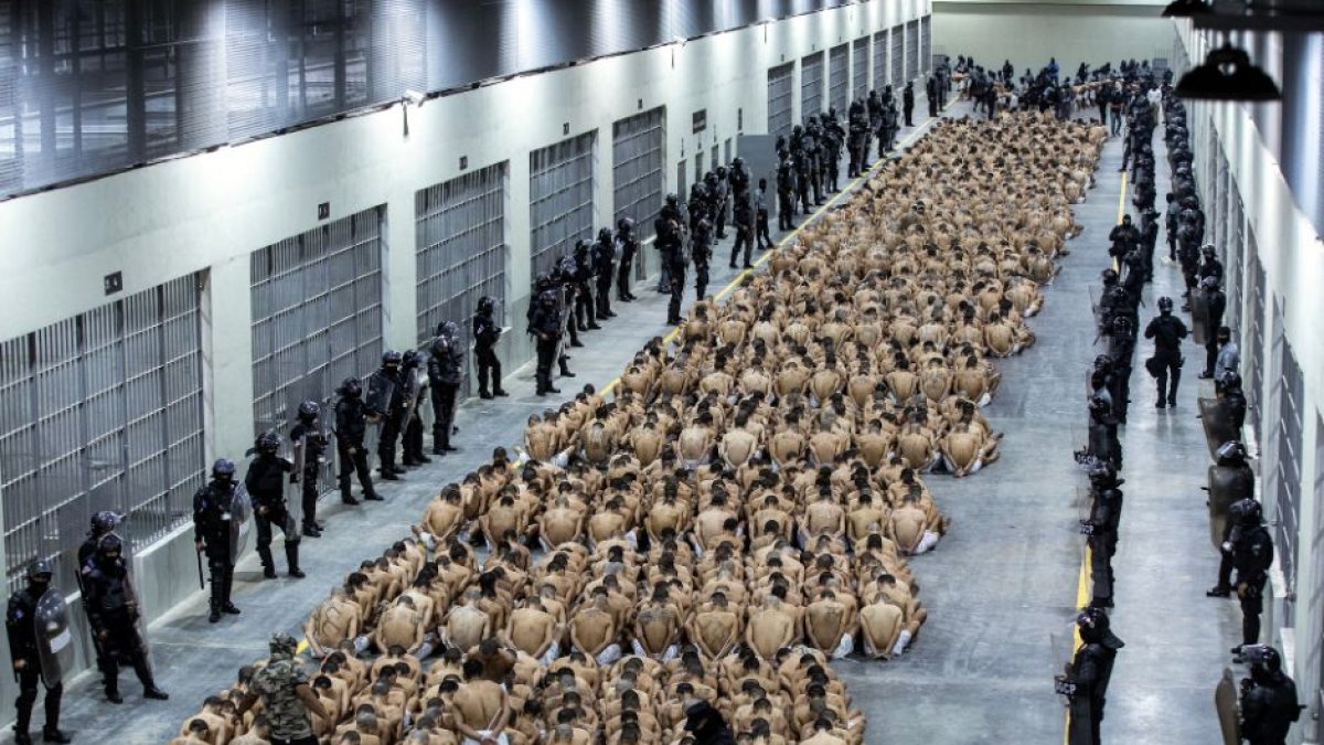 Pandilleros encarcelados en el CECOT (El Salvador).