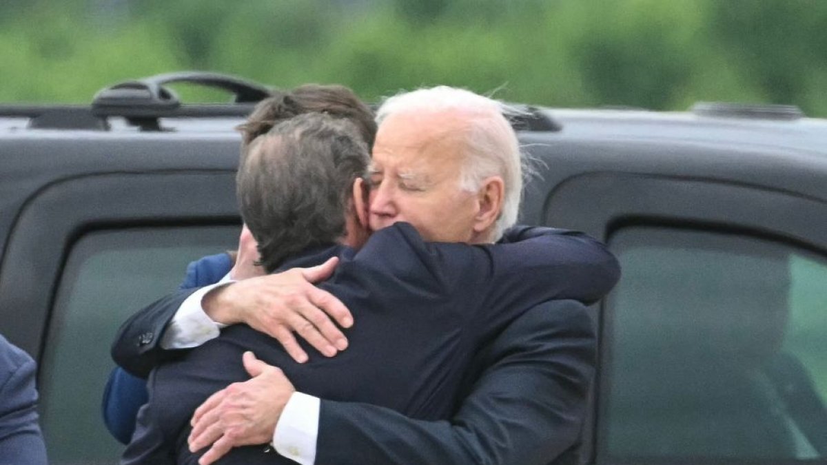 Joe Biden abraza a su hijo Hunter Biden tras ser declarado culpable.