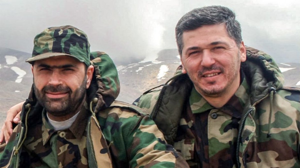 Esta imagen difundida por la oficina de prensa de Hezbolá el 12 de junio de 2024 muestra una foto sin fecha de los comandantes de Hezbolá Sami Abdallah (dcha.), también conocido como Abu Taleb, y Wissam Tawil (izq.), también conocido como Jawad, en un lugar no revelado. Abdallah murió por un ataque israelí el 11 de junio, siendo el comandante de Hezbolá de más alto rango muerto desde el inicio de la guerra