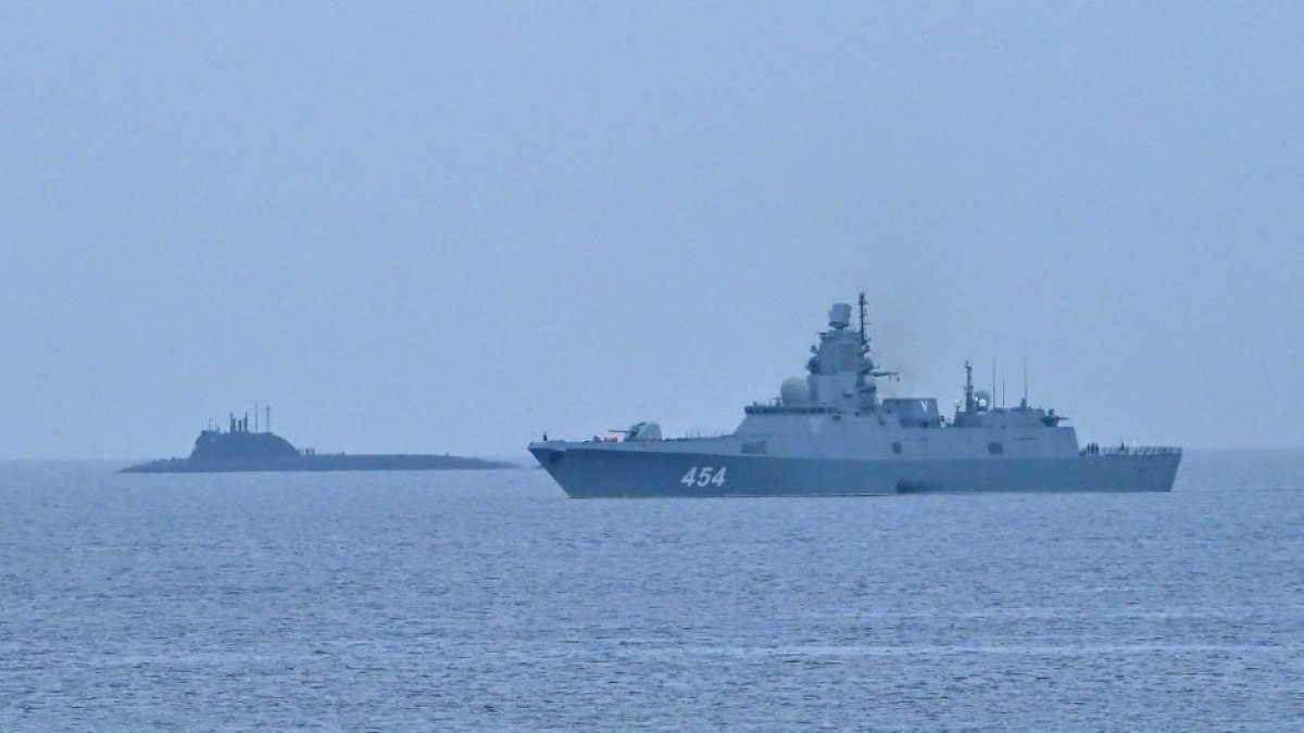 El submarino ruso de propulsión nuclear Kazán (L) y la fragata de clase Almirante Gorshkov, parte del destacamento naval ruso que visita Cuba, llegan al puerto de La Habana