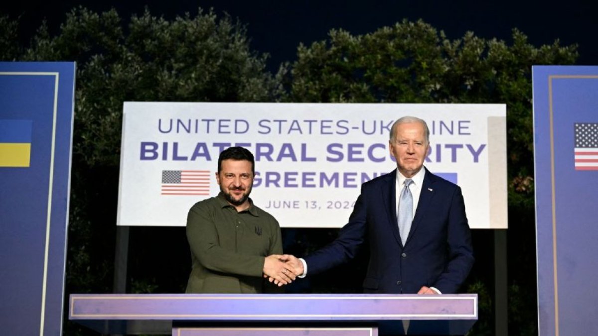 El presidente estadounidense Joe Biden y el presidente ucraniano Volodymyr Zelensky dan una conferencia de prensa en la Masseria San Domenico al margen de la Cumbre del G7