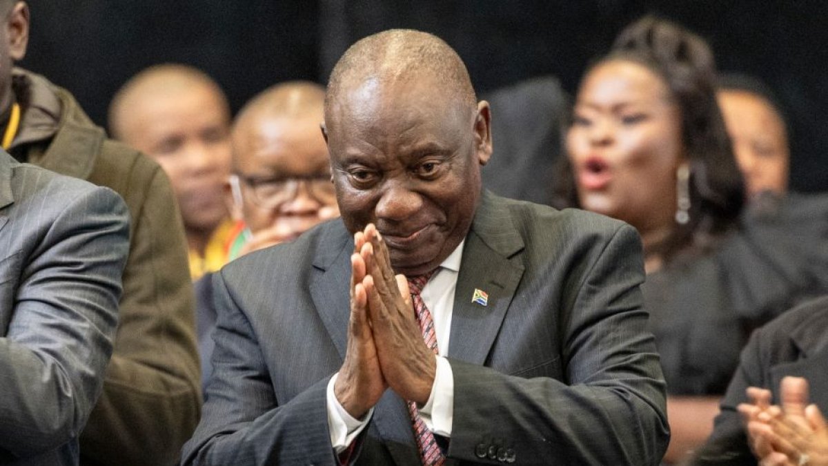 El presidente del Congreso Nacional Africano (ANC), Cyril Ramaphosa (C), hace gestos después de ser anunciado presidente después de que los miembros del parlamento votaran