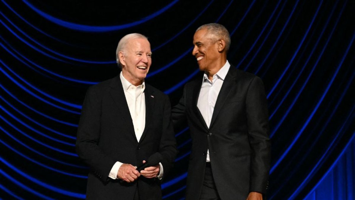 Joe Biden y Barack Obama, durante una gala de recaudación de fondos en el Peacock Theatre de Los Angeles. 15 de junio de 2024.