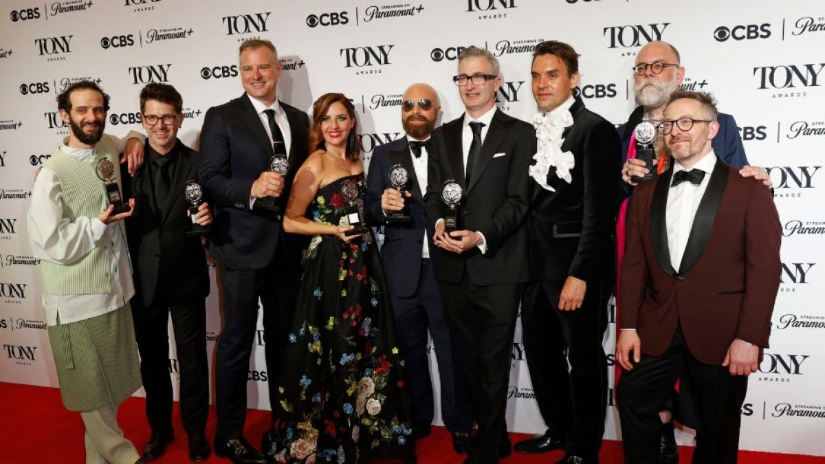 El elenco de 'Stereophonic' durante el photocall tras la entrega de la 77ª edición de los premios Tony. La obra de teatro terminó la velada con cinco de los trece galardones a los que optaba.