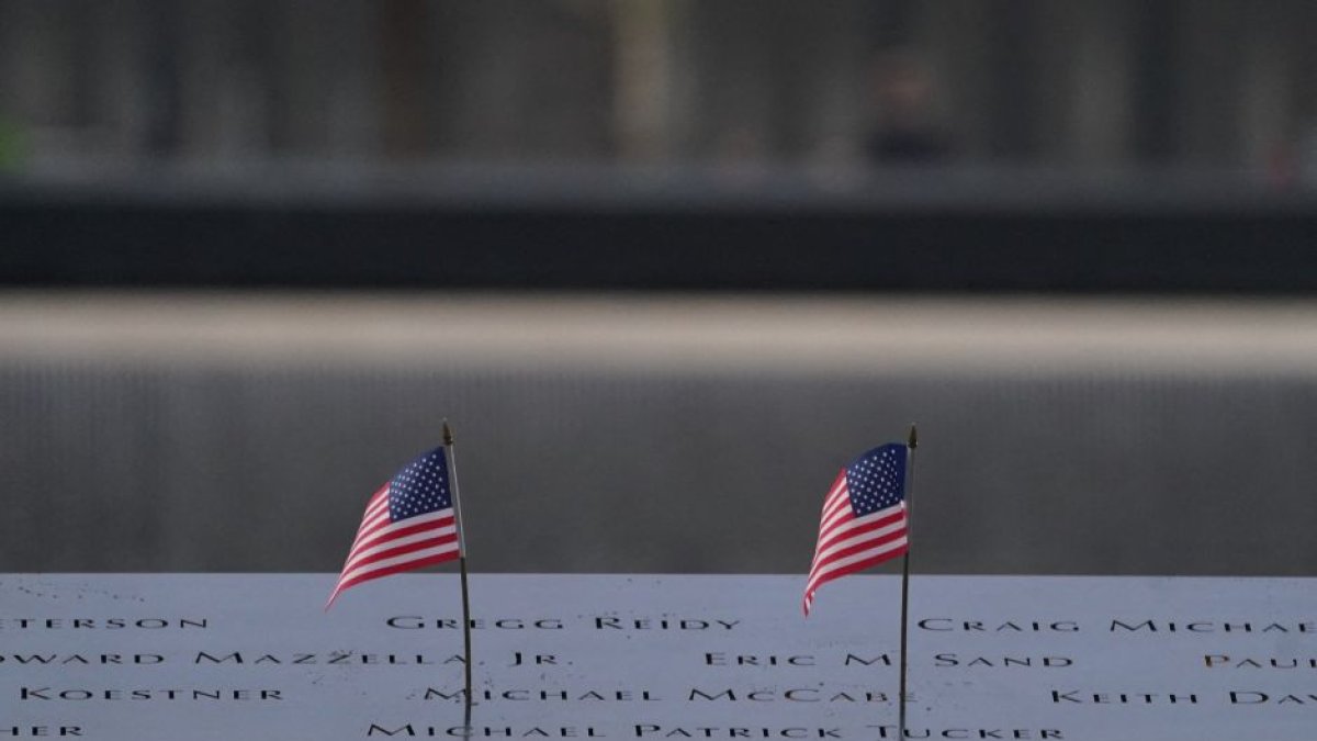 Banderas estadounidenses se alinean en una piscina conmemorativa en el Memorial Nacional del 11 de septiembre