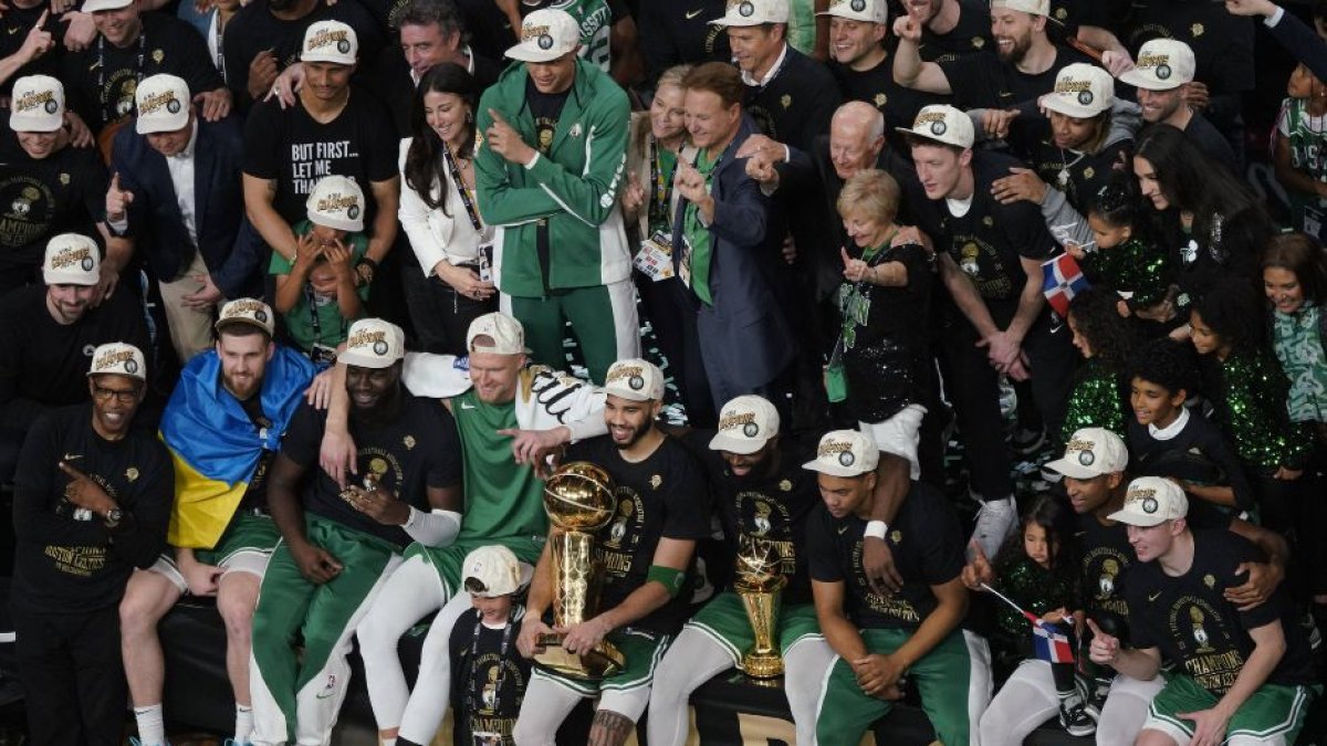 Los jugadores de los Celtics celebran el título.