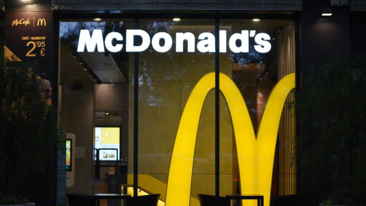 Imagen de archivo de un restaurante de McDonald's en España en la que se ve una de las máquinas de autoservicio.