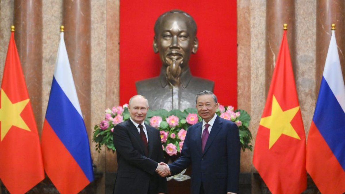 El presidente de Rusia, Vladímir Putin, y el presidente de Vietnam, To Lam, posan durante una ceremonia oficial de bienvenida en el Palacio Presidencial.