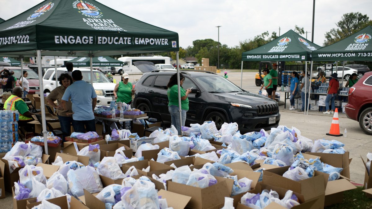 Se reparten bolsas de comida en un centro de distribución de agua y alimentos en Houston