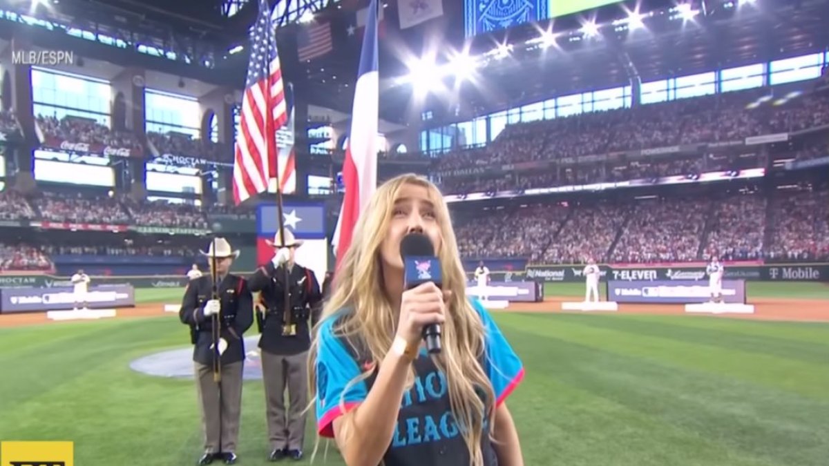 Ingrid Andress interpreta el himno nacional en el Derby del Jonrón de la MLB.