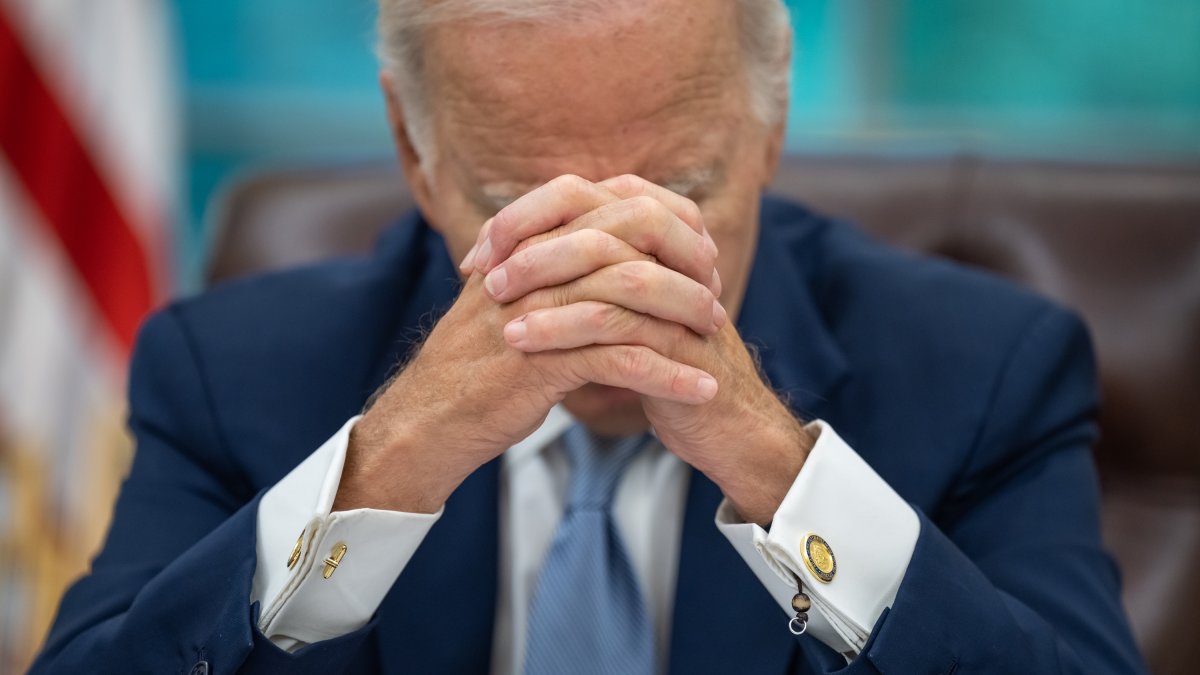 Biden se lamenta en una foto de archivo.