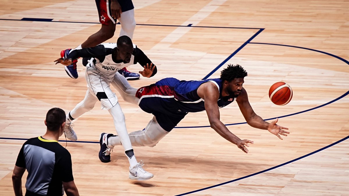 Embiid lucha por conseguir un balón en presencia de varios jugadores de Sudán del Sur.