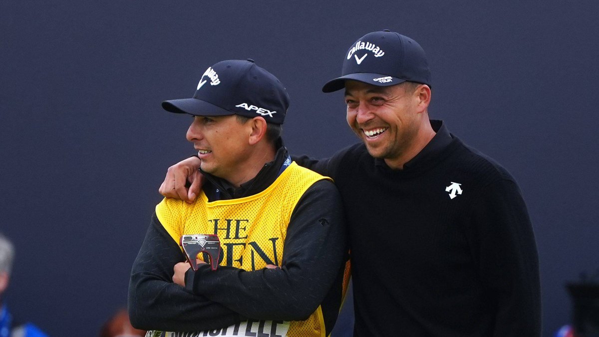 Xander Schauffele festeja el Open con su 'caddie', Austin Kaiser.