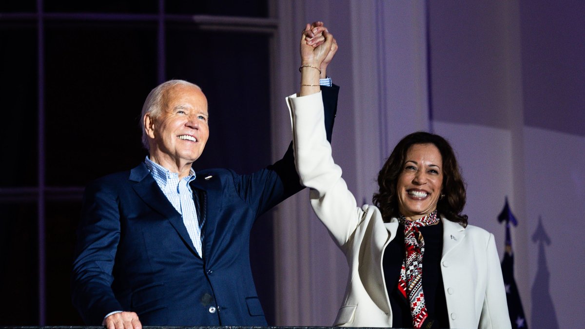 Biden levanta la mano de Kamala en el balcón de la Casa Blanca.