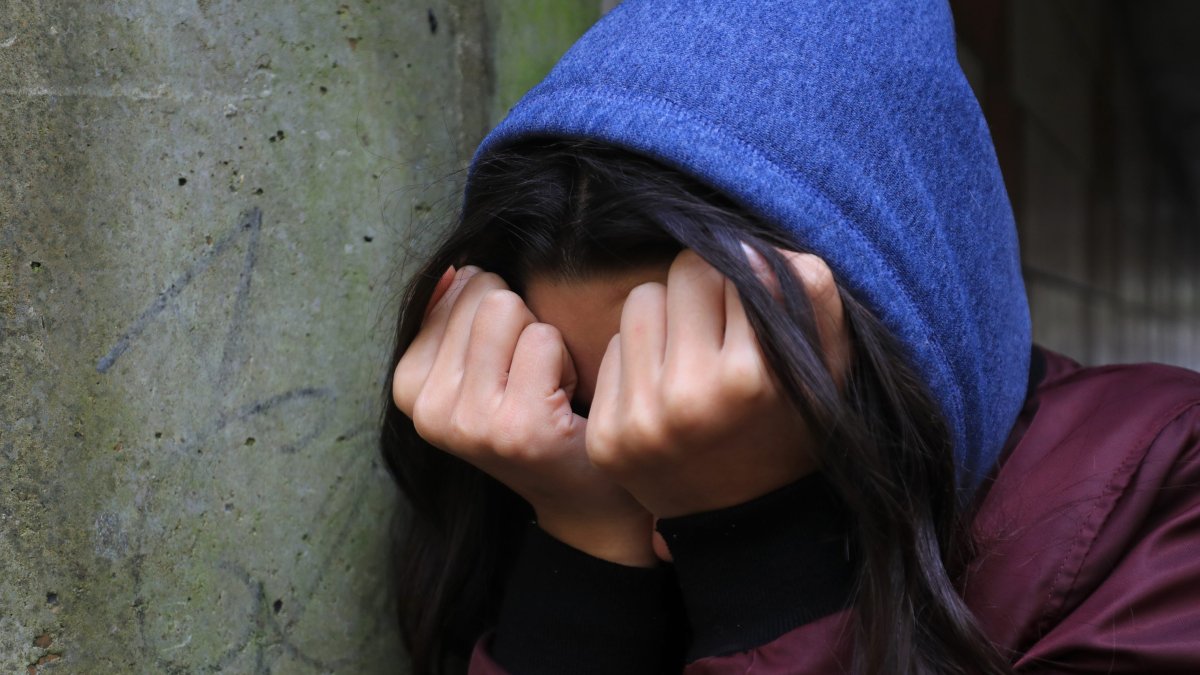 Foto de archivo fechada el 02/02/20 de una adolescente con la cabeza entre las manos mostrando signos de problemas de salud mental.