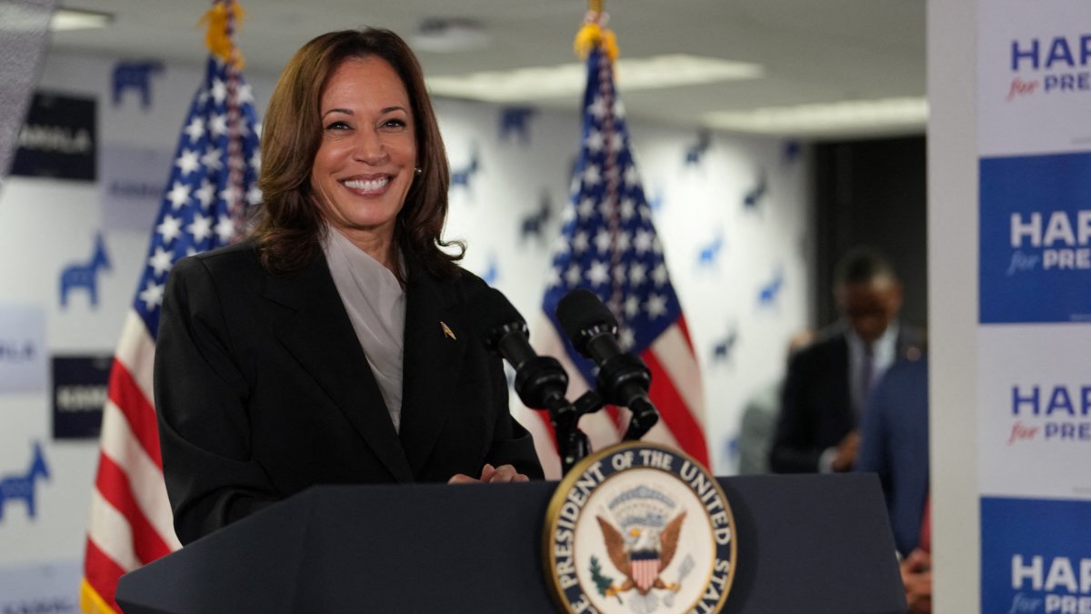 Kamala posa antes de su primer discurso tras conocer que cuenta con apoyos suficientes para ser candidata demócrata.