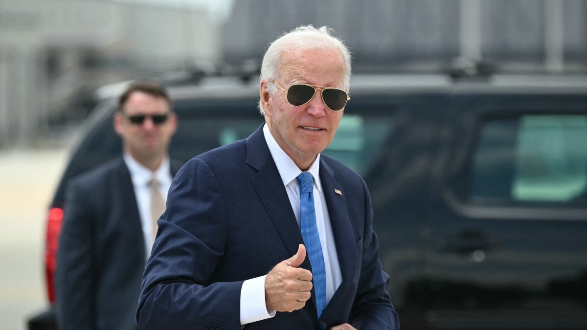 Biden aborda el Air Force One tras pasar seis días oculto