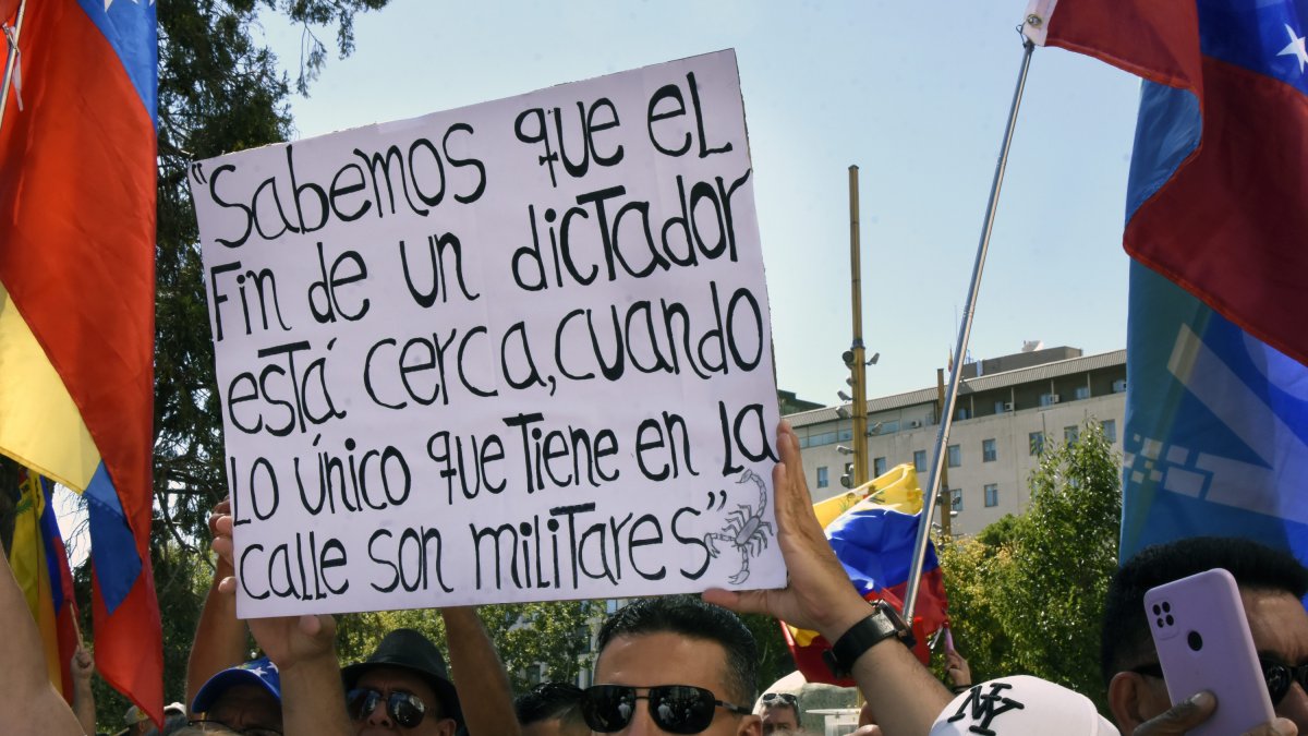 Venezolanos protestas contra el régimen de Maduro