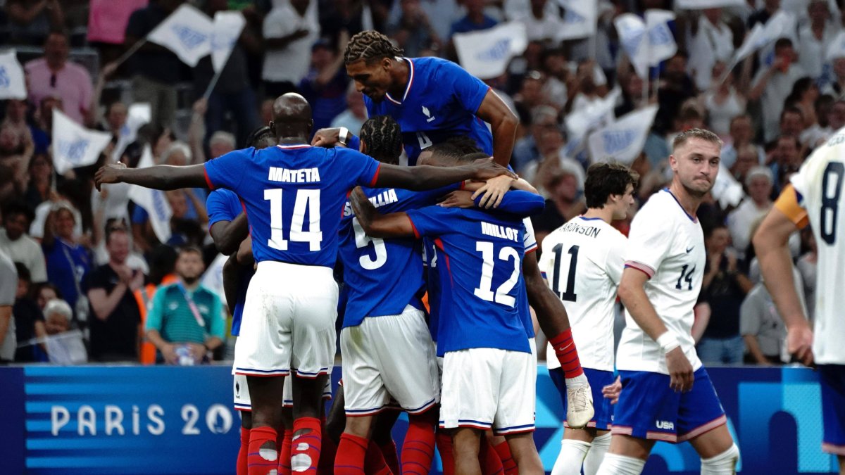 La selección francesa festeja el tercer gol a Estados Unidos en el debut de los juegos olímpicos.