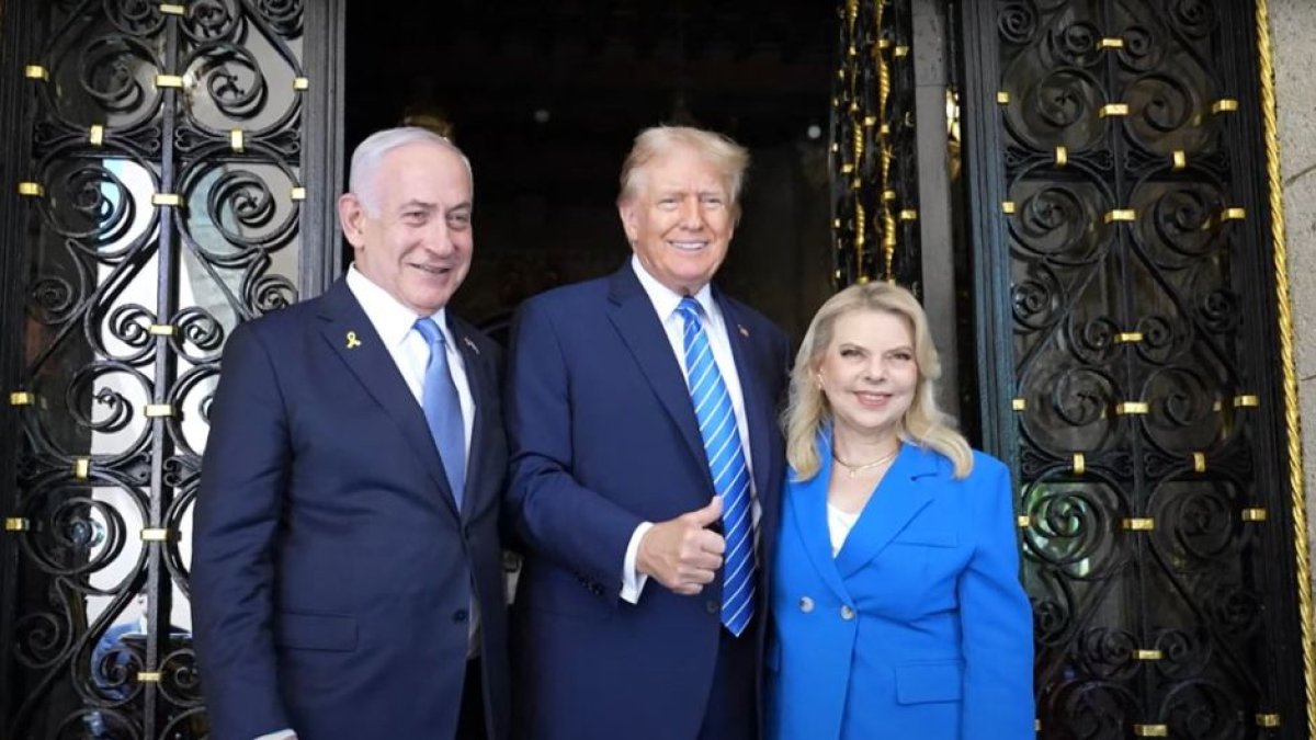 Benjamin Netanyahu  y a su esposa Sara con Donald Trump el 26 de julio de 2024.