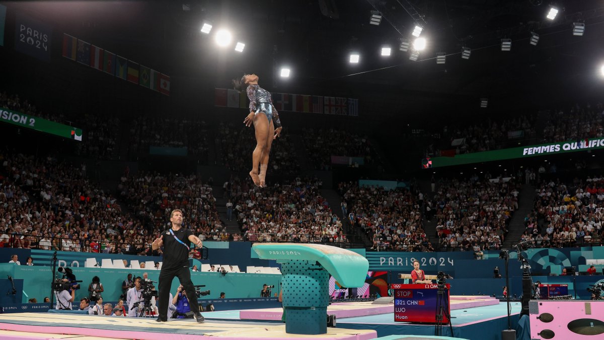 Simone Biles ejectuta su actuación en salto en los JJOO de París 2024.