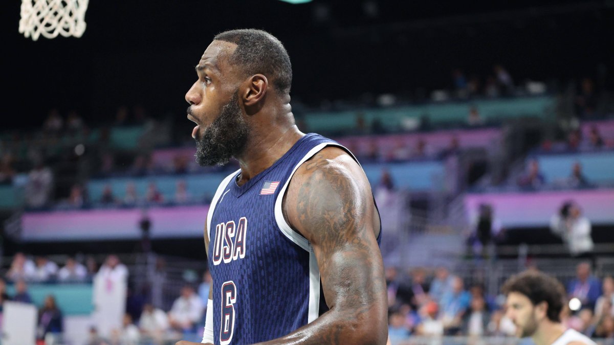 LeBron James festeja en el debut del Dream Team en los Juegos Olímpicos.