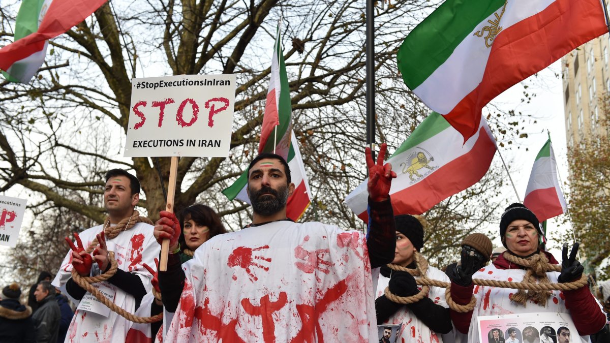 Protesta en Londres, Inglaterra, contra las ejecuciones en Irán.