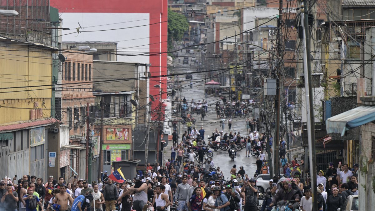 Un manifestante patea una lata de gas lacrimógeno durante una protesta contra la dictadura de Nicolás Maduro