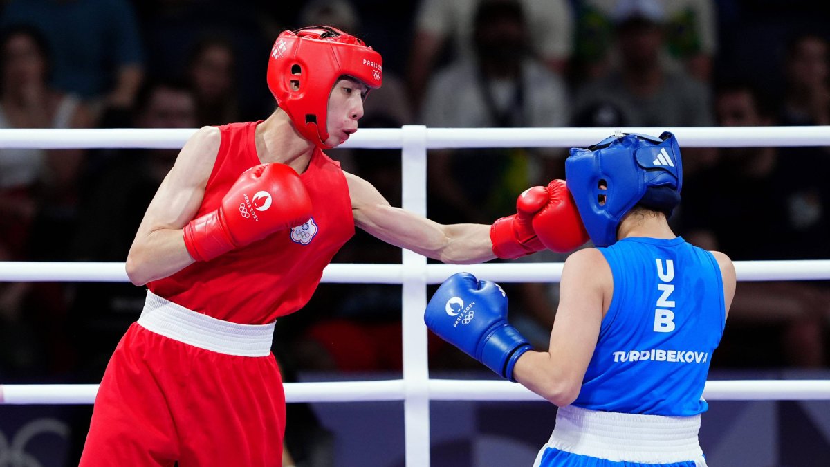 Lin Yu Ting de Taiwán (izquierda) en acción contra Sitora Turdibekova de Uzbekistán (derecha).