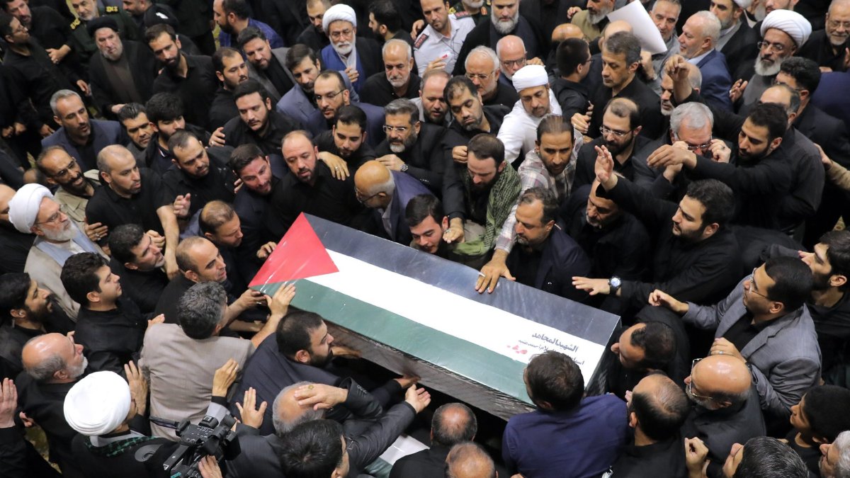 Iraníes portan los ataúdes del jefe político de Hamás, Ismail Haniyeh, durante su ceremonia fúnebre en Teherán.