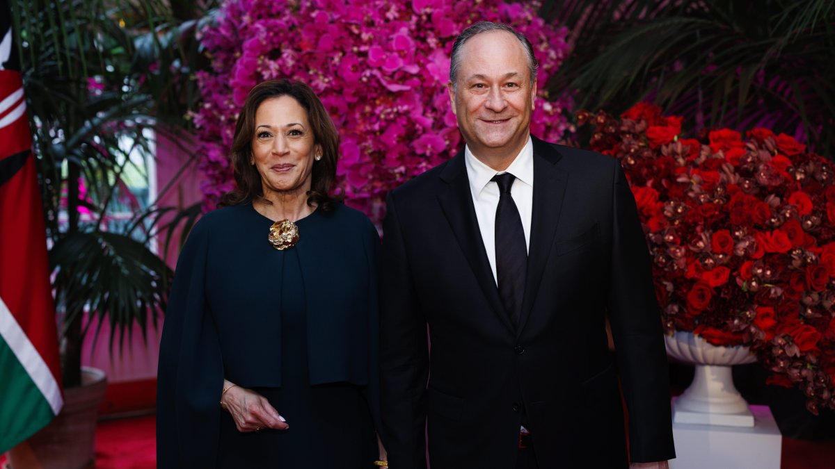 La vicepresidenta de los Estados Unidos Kamala Harris y el segundo caballero Doug Emhoff son vistos en la Sala de Libreros de la Casa Blanca en Washington DC.