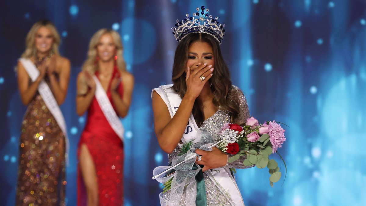 La subteniente del Ejército y representante de Michigan Alma Cooper celebra su triunfo en Miss USA.