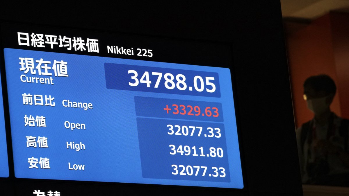 El índice de referencia de la bolsa nipona, el Nikkei 225, estaba experimentando una subida del 10,33 %, hasta los 34.707,78 puntos