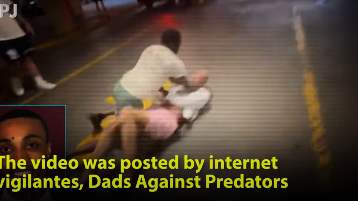 Captura de pantalla del vídeo difundido por Dads Against Predators en el que persiguen a William CC Kemp-Neal tras encontrarse reunido con un niño de 13 años.