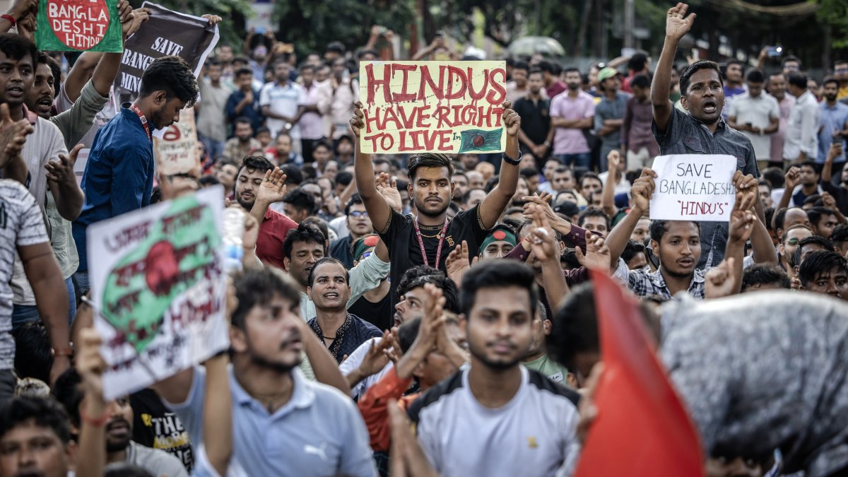 Miembros de la comunidad hindú de Bangladesh sostienen pancartas y corean consignas contra la violencia dirigida a las minorías del país