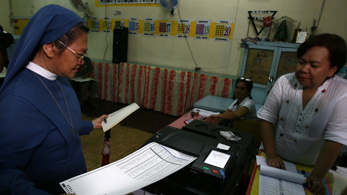 Una monja deposita su voto en un colegio electoral en Manila, Filipinas, el 13 de mayo de 2013.