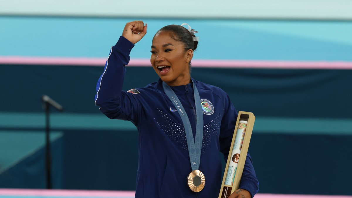 ORDAN CHILES, de Estados Unidos, celebra su medalla de bronce en la final de gimnasia artística femenina de suelo en los Juegos Olímpicos de París 2024 en el Bercy Arena de París, Francia