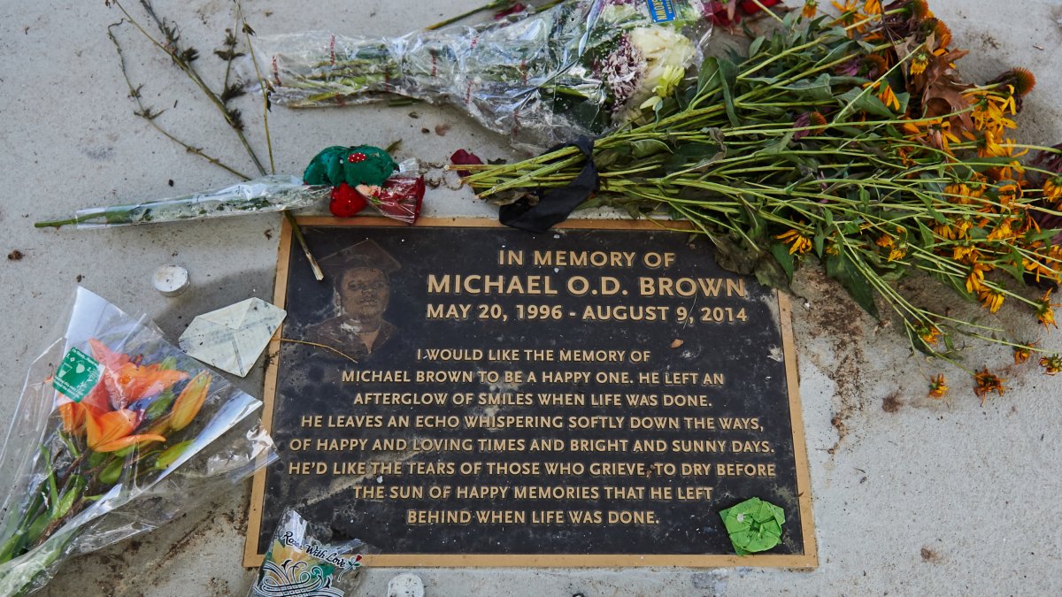 Placa conmemorativa de la muerte de Michael Brown, el joven negro muerto por disparos de un policía blanco en 2014.