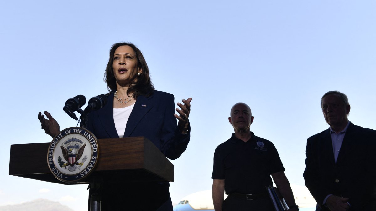 Kamala Harris da una rueda de prensa en la frontera, acompañada del secretario de Seguridad Nacional Alejandro Mayorkas y el senador demócrata Dick Durbin.