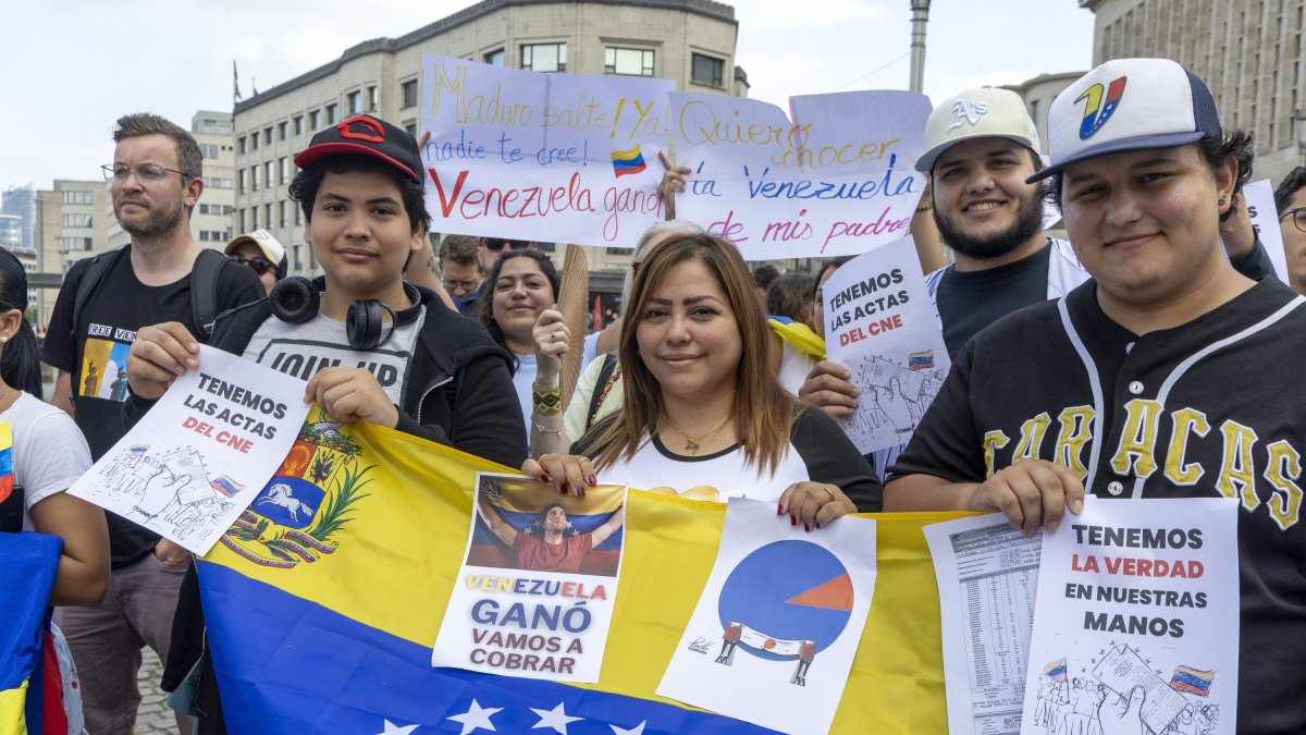 Manifestantes se reúnen en el Place de l'Albertine en apoyo a Edmundo Gonzalez Urrutia, en Bruselas, el sábado 17 de agosto de 2024.