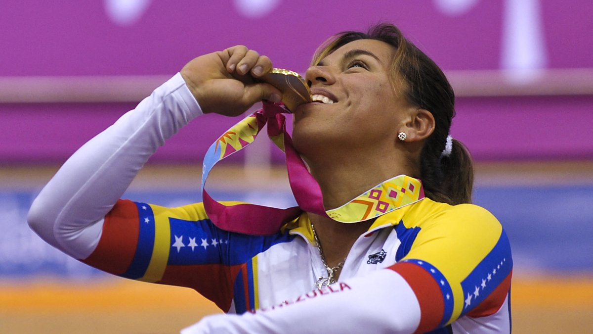 Venezuela's Daniela Larreal celebrates her gold medal during the podium of women´s Keirin discipline at the XVI Pan-American Games in Guadalajara, Mexico, on October 20, 2011. AFP PHOTO/CRIS BOURONCLE (Photo by CRIS BOURONCLE / AFP)