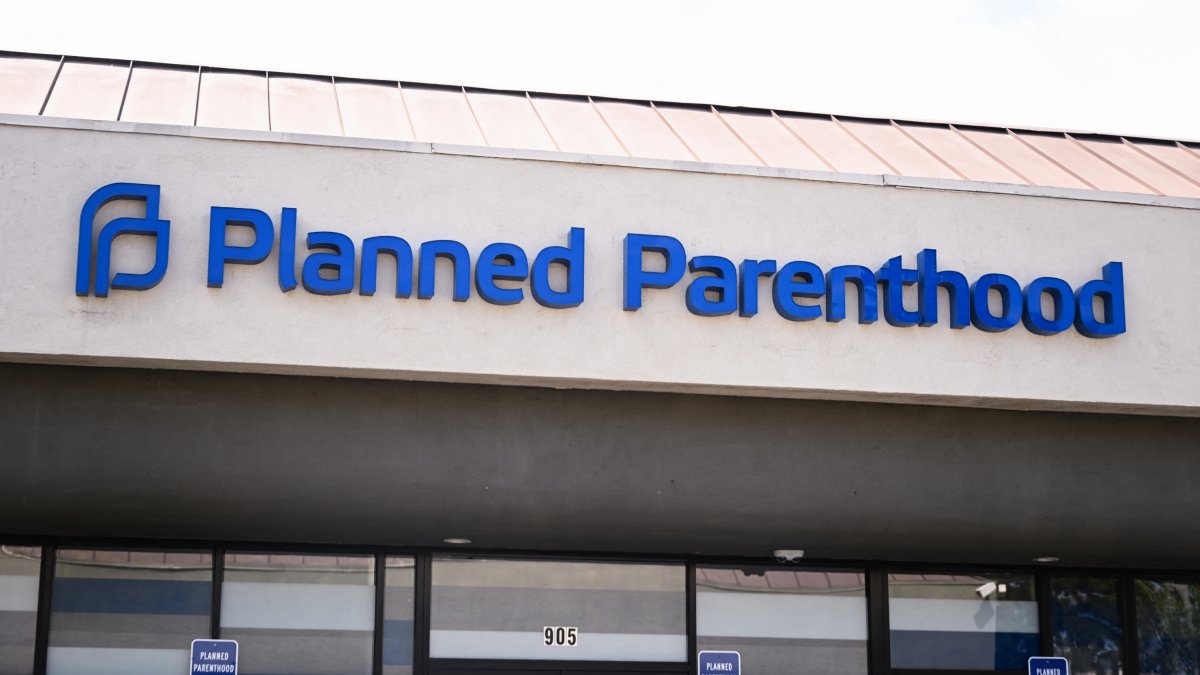 Señalización de Planned Parenthood se muestra fuera de una clínica de atención médica en Inglewood, California, el 16 de mayo de 2023. (Fotografía de Patrick T. Fallon / AFP)