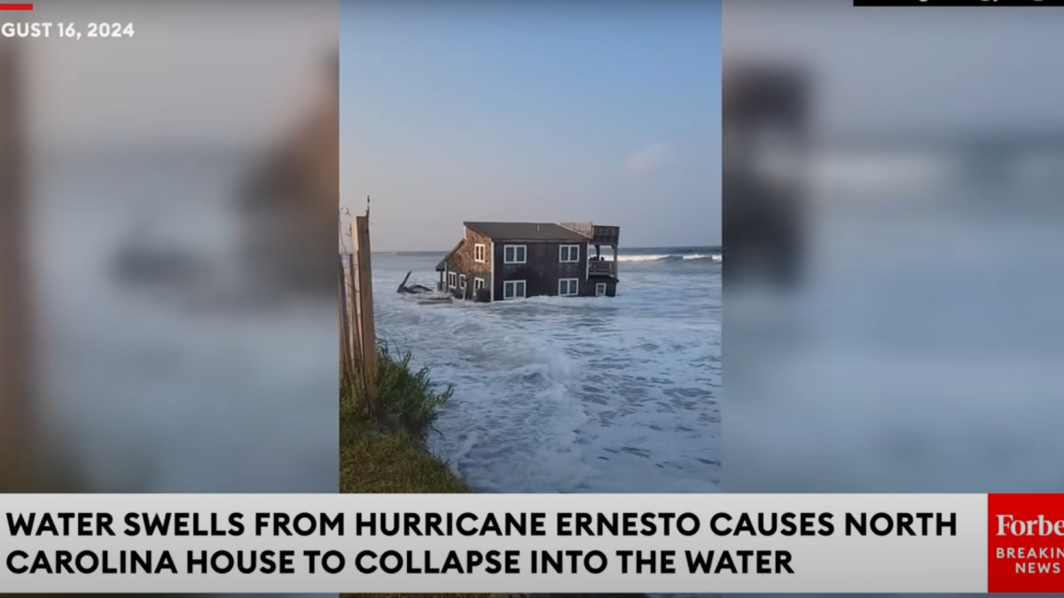 Una casa se derrumba tras el paso del huracán Ernesto en Outer Banks (Carolina del Norte).