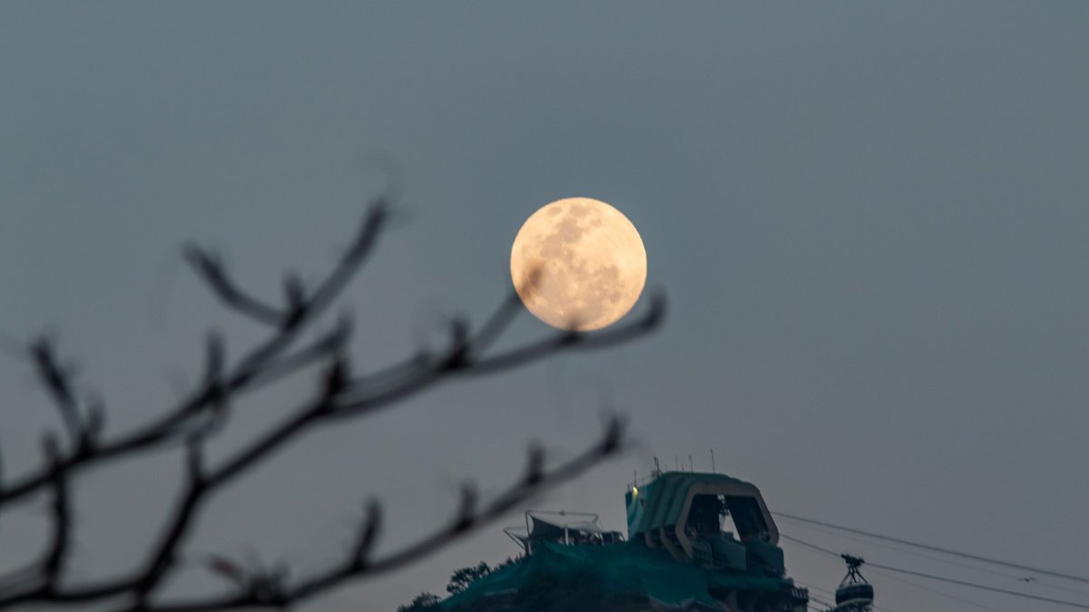 August 18, 2024, Rio De Janeiro, Rio De Janeiro, Brasil: Rio de Janeiro,(RJ),08/18/2024-BLUE MOON/SUPER MOON/RJ - The first Supermoon of 2024 will coincide with the 'Sturgeon Moon' phenomenon, allowing us to appreciate the 'Super Blue Moon'. Next Monday, August 19, whoever decides to stop and observe the night sky will be able to come across the largest and brightest full moon of 2024 so far. (Foto: Ãƒâ€°rica Martin/Thenews2/Zumapress) (Credit Image: © Erica Martin/TheNEWS2 via ZUMA Press Wire)