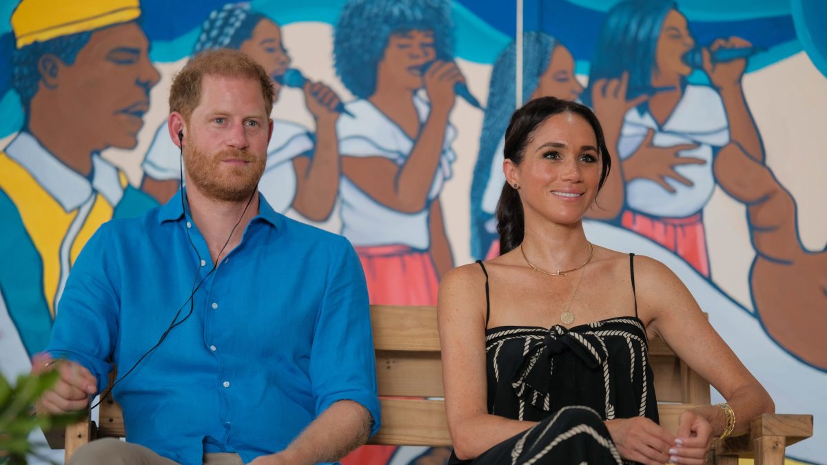 Prince Harry, Duke of Sussex, Meghan Markle, Duchess of Sussex, during a visit to the Escuela Tambores de Cabildo in Cartagena, on day 3 of their 4 day visit to Colombia - Poolphoto by Courtesy of the Vice President's Office for DPPA. (Photo by DPPA/Sipa USA) *** Local Caption *** 55343292