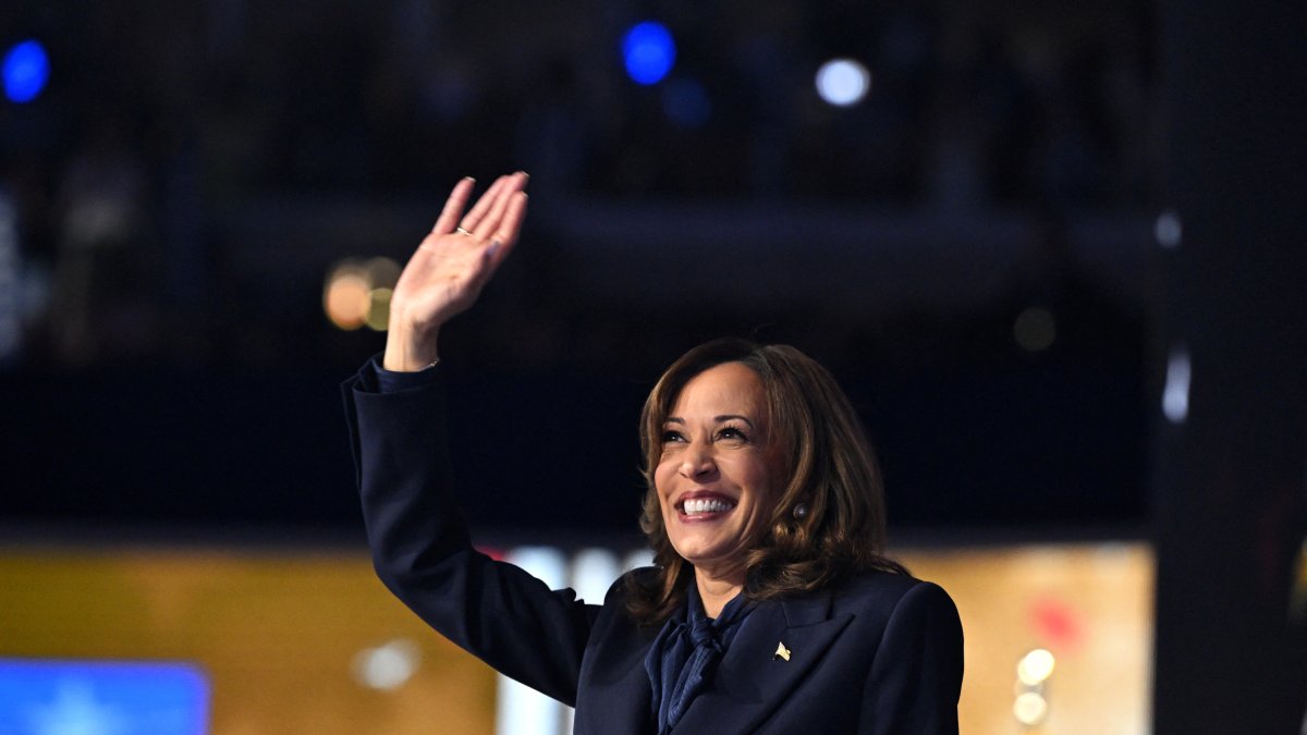 La candidata demócrata Kamala Harris en el escenario de la DNC