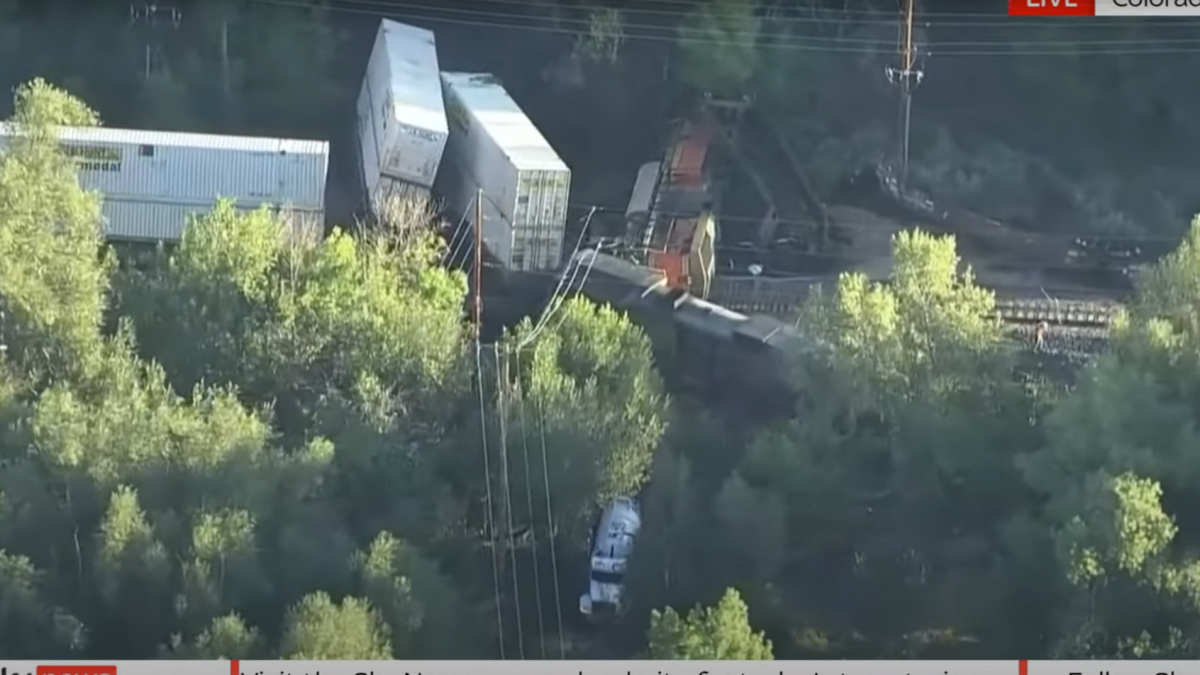 Captura de pantalla del choque entre dos trenes que provocó un derrame de combustible en Boulder Creek (Colorado) el 22 de agosto de 2024.