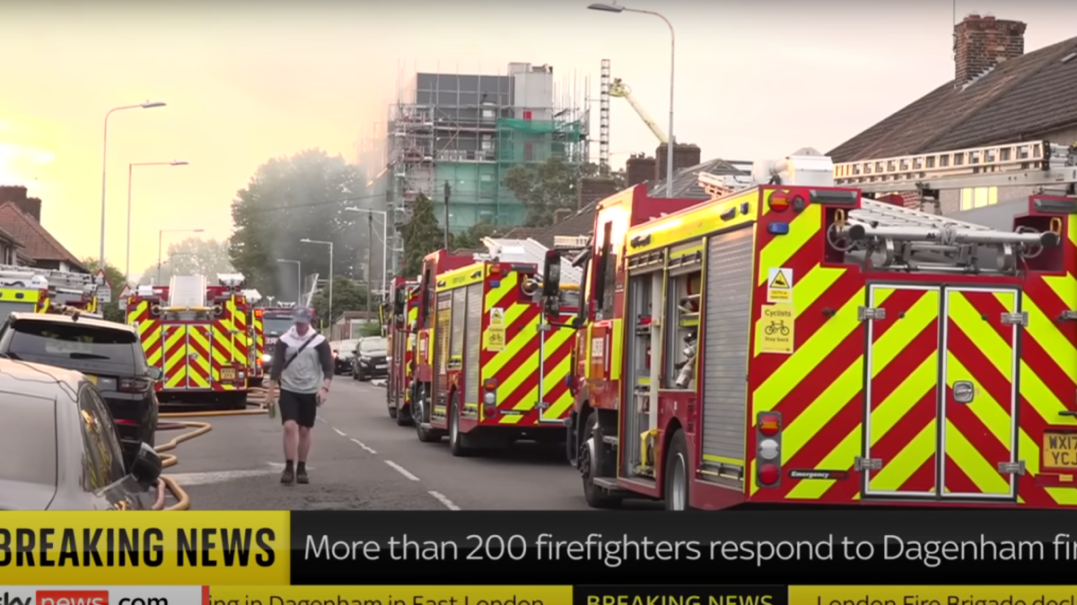 Imagen de los bomberos extinguiendo el fuego que se desató el domingo, 25 de agosto de 2024 en Dagenham (Londres)